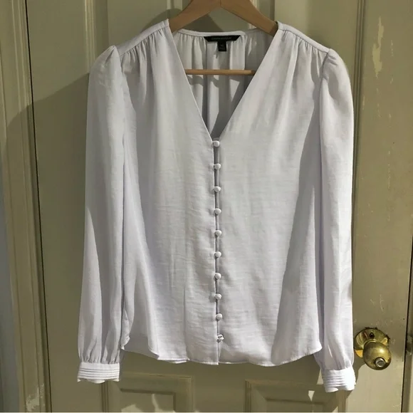 ❌SOLD Banana Republic V-Neck Button Up Blouse - Picture 3 of 8